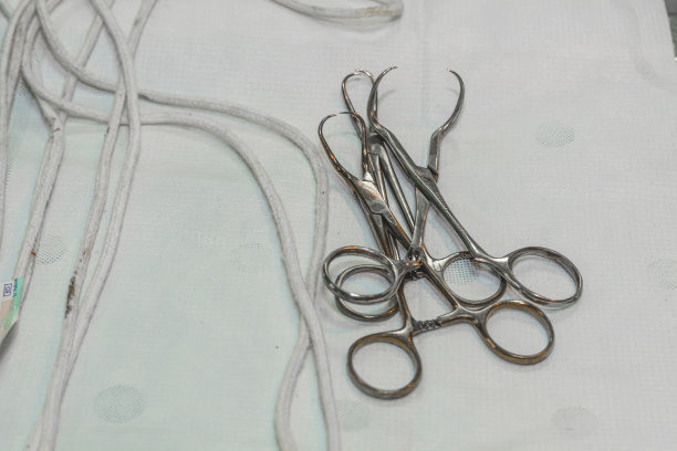 动物医院手术剪刀的特写。图片下载