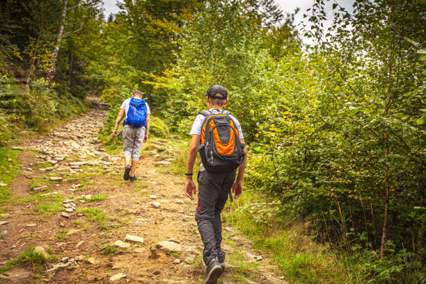 父亲和儿子去爬山图片下载