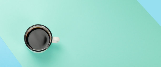 在彩色背景上的一杯咖啡。图片下载