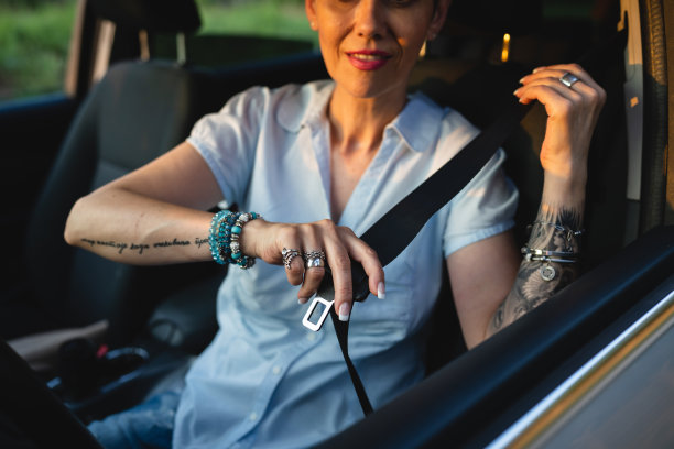 女司机白人女性系安全带的安全概念图片下载