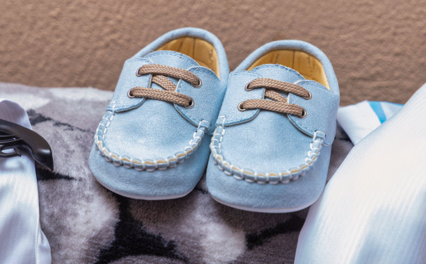 一双蓝色的儿童拖鞋图片下载