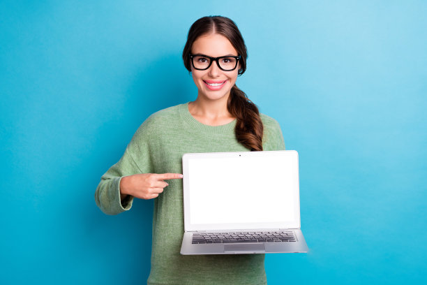 好的积极的人的照片表明手指空白的上网本屏幕孤立在蓝色背景图片下载