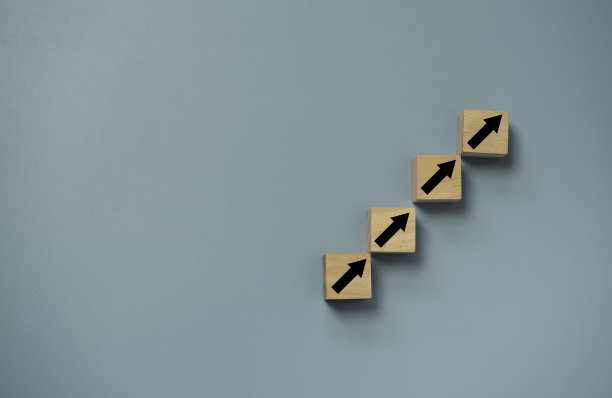 木质方块上的上箭头显示商业投资、金融利率增长率和职业发展理念。图片下载