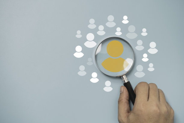 手持放大镜玻璃与黄色的人图标在白人图标为客户焦点小组，招聘和人类发展的概念。图片下载