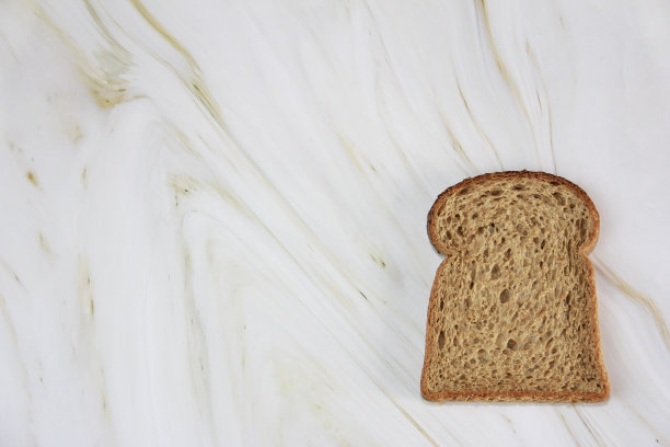 四方形的黑麦吐司面包，俯视图图片下载