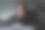 年轻的作家坐在家里的办公室里喝着酒想着该在他的旧打字机上写些什么想着该讲什么故事。图片下载