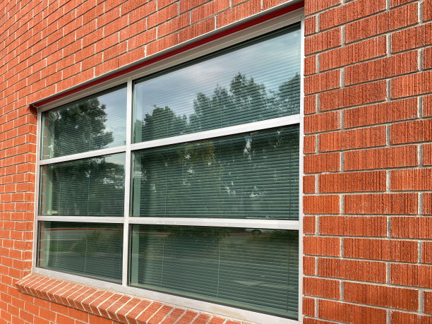 红砖办公室仓库绿色百叶窗水平窗建筑房屋复古风格建筑设计窗户反射图片下载