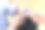 成熟的妇女坐在街边用手臂脉搏、血压监测仪做健康检查。高级妇女各种场合户外。没有脸可见图片下载