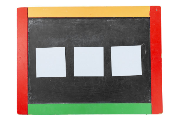 黑色木板上的纸提醒。文本。图片下载