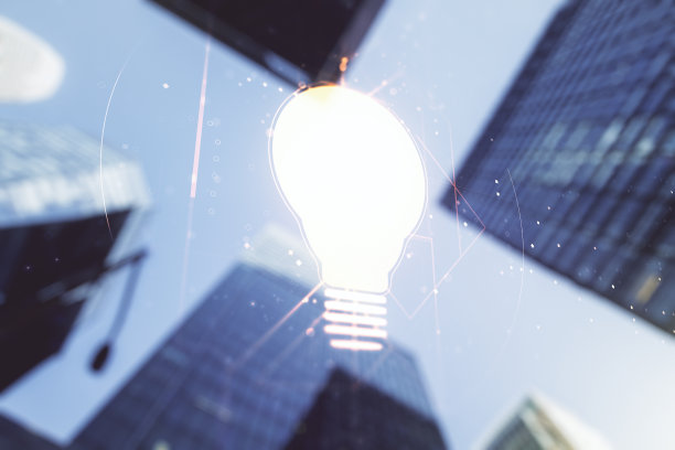 摘要虚拟灯泡全息图在模糊的城市景观背景下，构思概念。Multiexposure图片下载