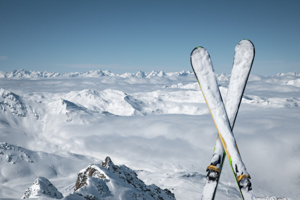 在滑雪坡上图片下载
