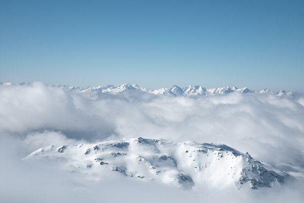 雪山上流下来图片下载