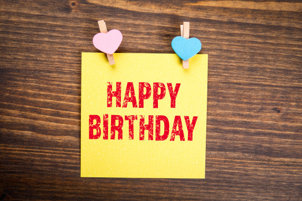 生日快乐。木制夹子，有心脏和注意事项图片下载