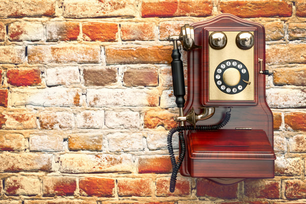 复古手机在垃圾墙背景。老式电话孤立图片下载