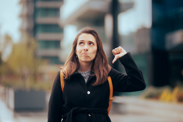 不快乐的女孩拿着大拇指感到失望图片下载