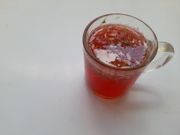 草莓味糖浆加黄瓜屑(es kuwut)在玻璃杯中图片下载