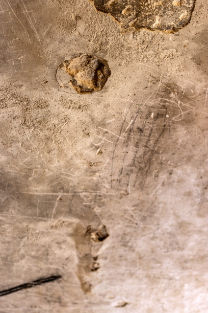 教堂内部天花板的图片。由于时间的推移而造成的结构缺陷。打破了的概念。图片下载