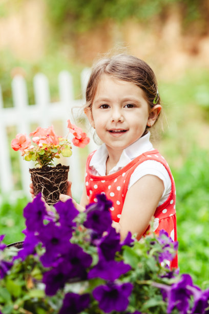 小女孩在盆栽花图片下载