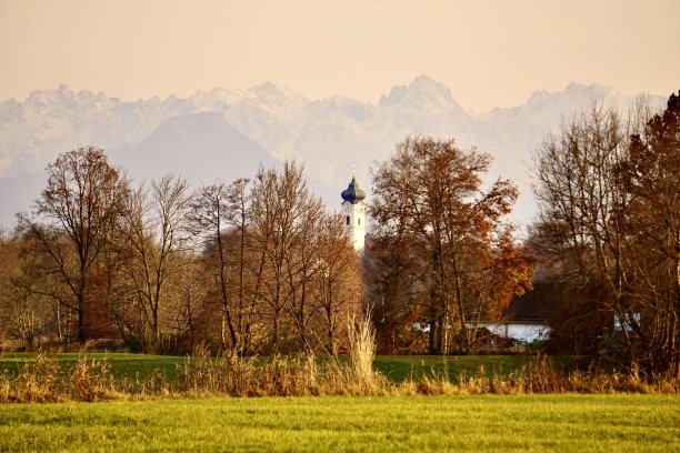 通往Bad Aibling的路。秋路步行至Bad Aibling镇。图片下载