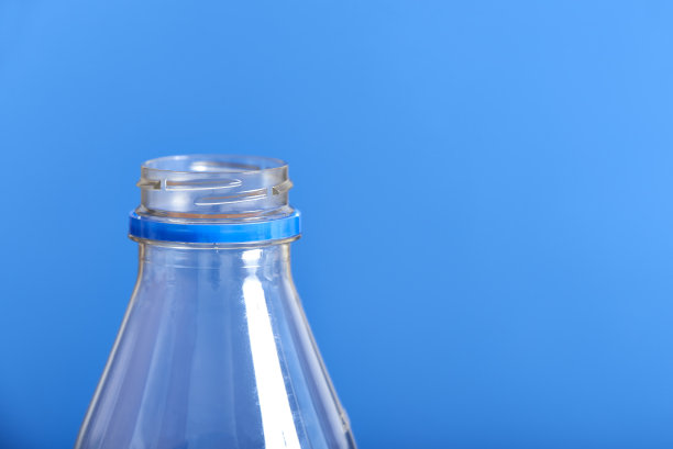 塑料一次性瓶子，蓝色背景。可持续性,回收,污染图片下载