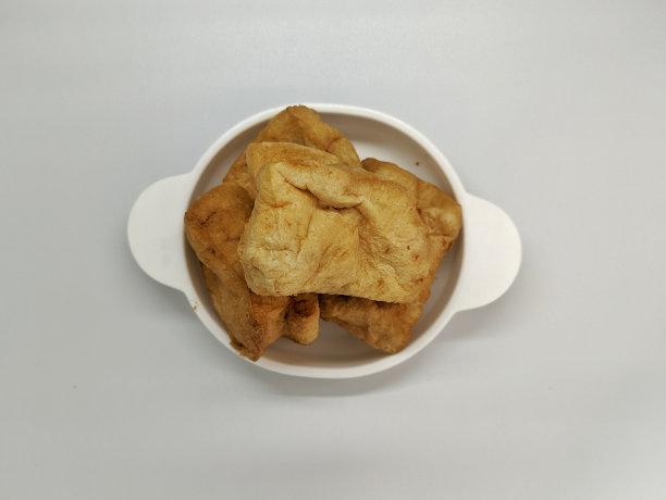 一堆炸豆腐放在白色的碗上，孤立的白色背景，传统的印尼食物图片下载