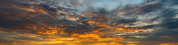 全景照片景观日落与乌云。夕阳下的乌云。戏剧性的日出和橙色的天空。雄伟的景观乌云日落天空。图片下载