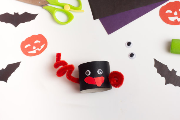 循序渐进的照片指导万圣节工艺。步骤手工装饰从厕纸卷怪物。重用的概念图片下载