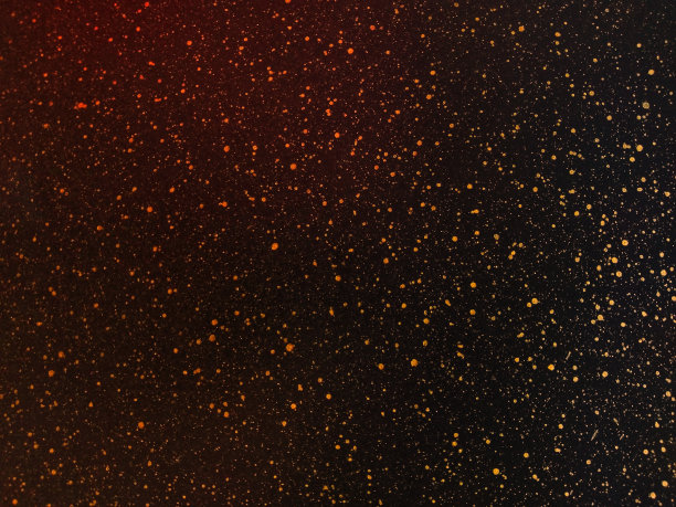 黑色背景和模糊闪亮的红色与金色闪闪发光的灯。图片下载