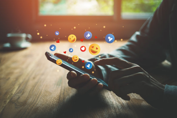 利用媒体技术在线数字媒体概念的女性手持智能手机玩社交媒体、工作、交流。通过互联网，在家工作图片下载