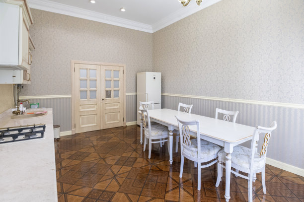 宽敞的厨房，白色家具，浅色墙壁图片下载