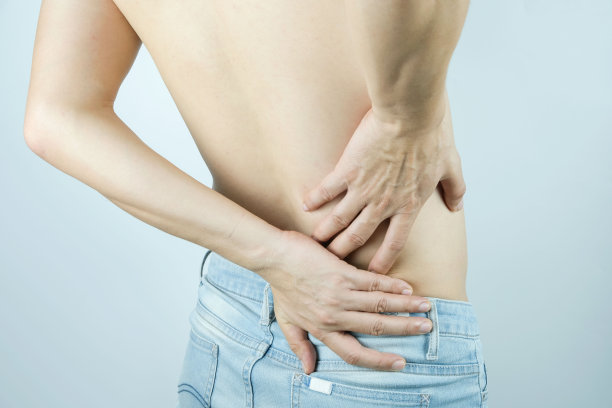 他把手放在背上。他表现出不高兴的样子。图片下载