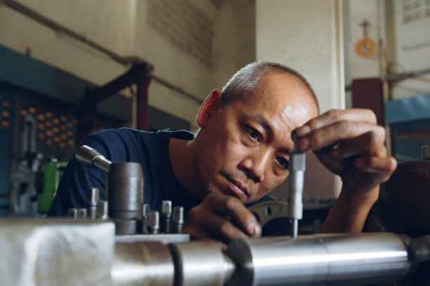 技师亚洲工人使用游标卡尺测量工件的细节以检查尺寸在车间车床机厂图片下载