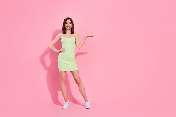 完整的照片漂亮的女士手臂触摸腰部手掌提供优质的夏季服装精品空间孤立在粉红色的背景图片下载