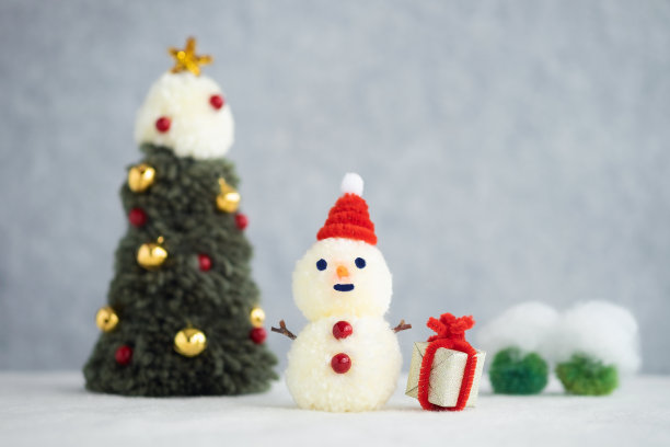 雪人带着圣诞礼物和红帽子，形象柔和温柔图片下载