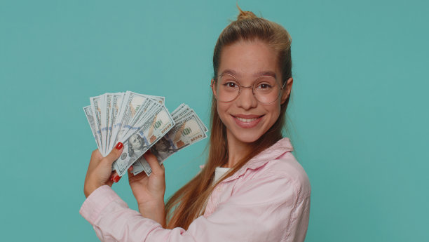 姑娘捧着扇子钱一元现金庆祝跳舞，事业有成，彩票中奖图片下载