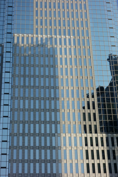 现代现代设计的城市办公大楼图片下载