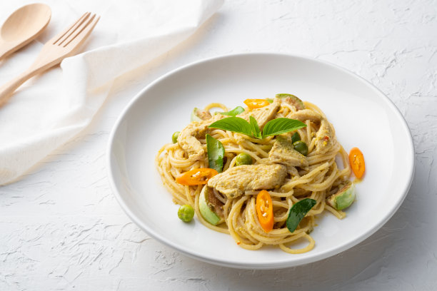 绿咖喱酱鸡肉意面图片下载