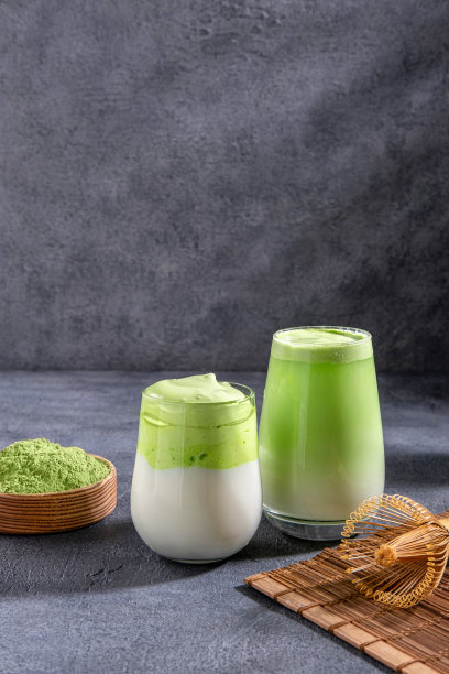 抹茶茶。冰绿茶抹茶拿铁。绿茶达尔戈纳，泡过的绿茶加牛奶。健康的纯素饮料，特写。图片下载