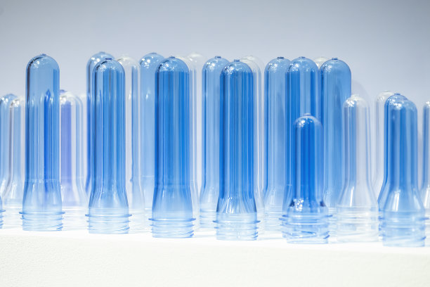 PET瓶类产品预成型组的特写镜头。图片下载