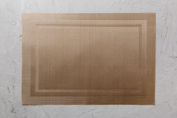 水泥背景上的棕色桌布。为你的设计留出空间图片下载