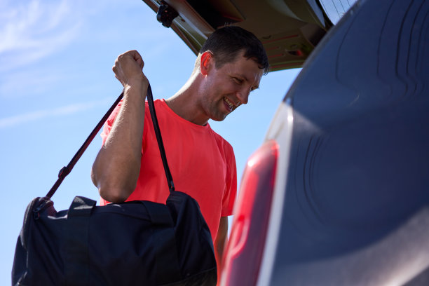 运动员在户外从行李箱里拿包图片下载