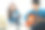 亚洲吉他手直播虚拟视频教程在家里，艺术家音乐家博主坐在沙发上在客厅。快乐青年歌手用乐器，在手机上作曲。图片下载