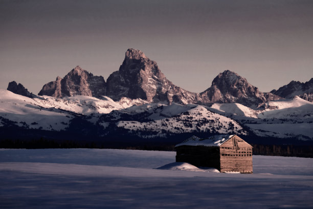 冬天的蒂顿山日落与老木屋宅地建筑图片下载