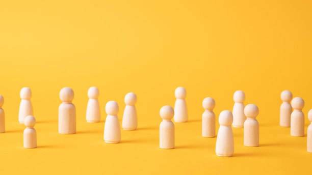 许多人影远远地站着。人社会的概念。行为与社会科学的关系。操作和管理。市场营销，市场细分，消费者市场研究。图片下载