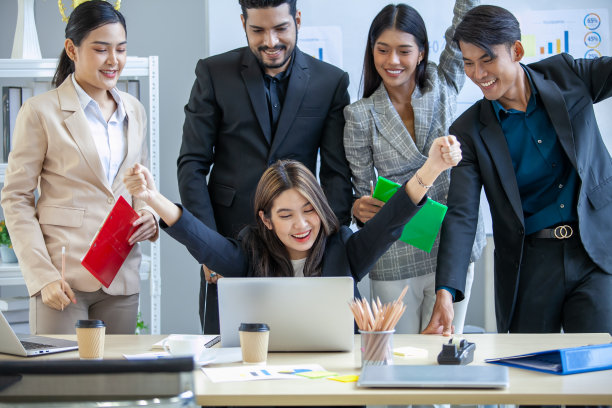 亚洲商业团队在办公室一起庆祝企业的胜利，欢笑和欣喜，微笑兴奋的员工同事在办公室欢呼。图片下载