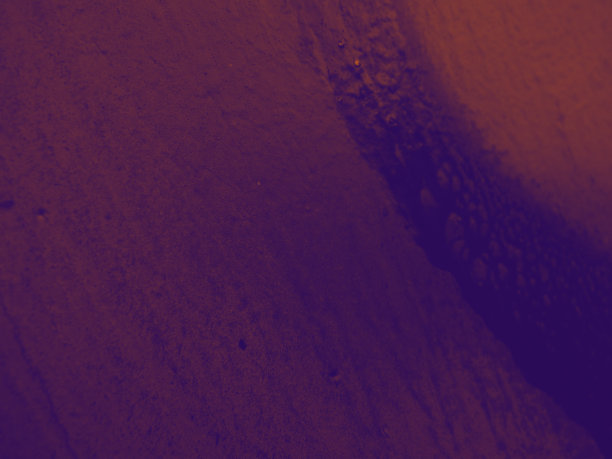 墙上明亮的油漆条纹。空的抽象背景。图片下载