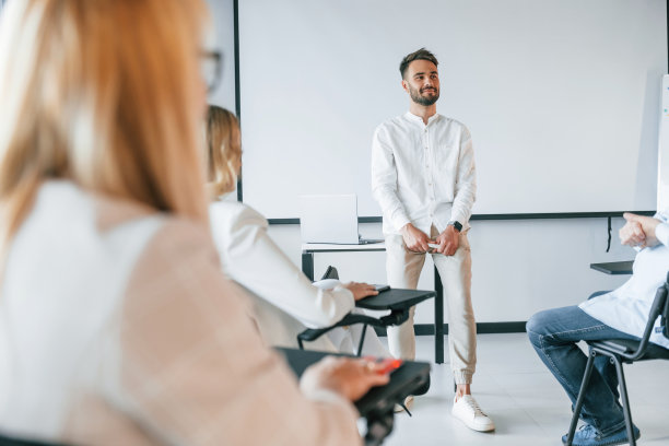 人在教课，使大师班。一群专业的商务人士在办公室图片下载