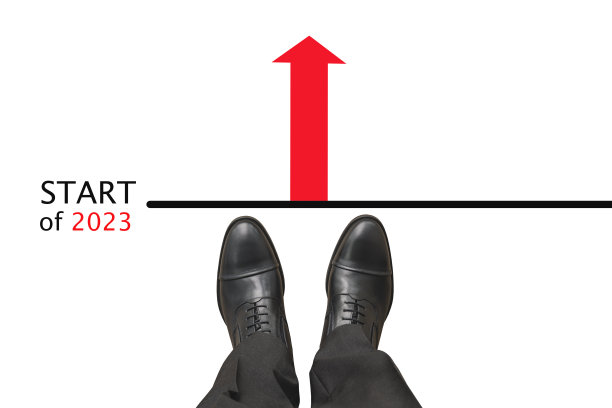 男子的脚在靴子开始。2023年的新开始，下一年的目标和计划。开始新的一年图片下载