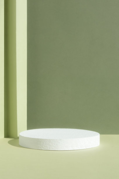 绿色背景上空荡荡的白色讲台。有几何背景的场景产品展示的背景。图片下载