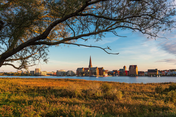 从瓦尔诺河俯瞰德国罗斯托克市图片下载